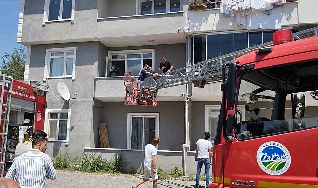 Sakarya'da yangın: Ayakları kırık olduğu için evden çıkamadı, dumandan etkilenen şahsı ekipler kurtardı
