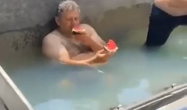 Sıcaktan bunalan işçiler, kepçeyi havuza çevirdi