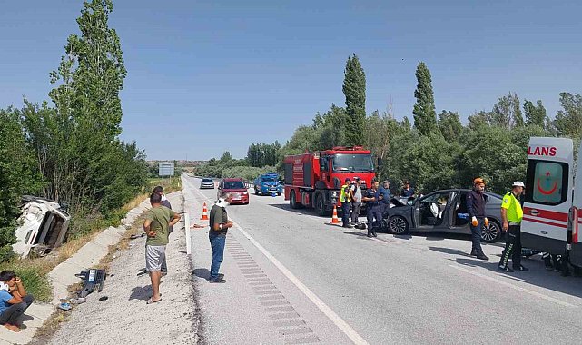 Sivas'ta otomobil ile pikap çarpıştı: 1 ölü 5 yaralı