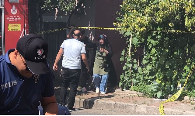 Sultanbeyli'de iki binanın çatısı alevlere teslim oldu