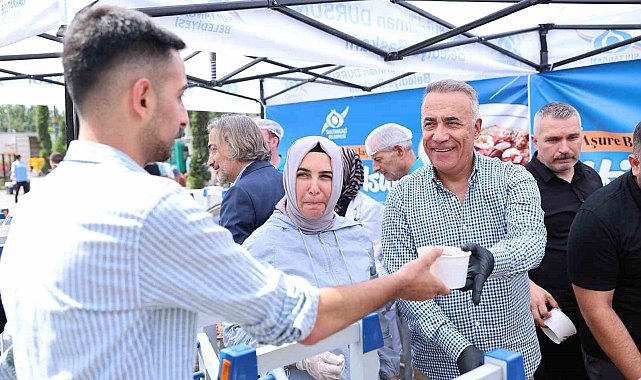 Sultangazi Belediye Başkanı Dursun vatandaşlara aşure dağıttı