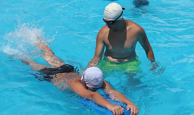 Sultangazi'de çocuklar yaz tatilinde yüzme öğreniyor