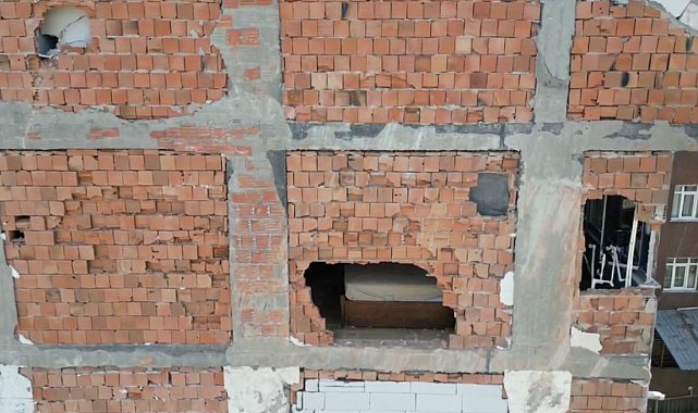 Sultangazi'de yıkım çalışması sırasında duvarları yıkılan bina havadan görüntülendi