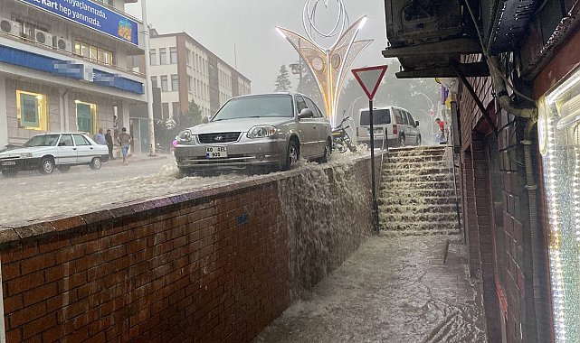 Tokat'ta yollar nehre döndü, ceviz büyüklüğünde dolu yağdı