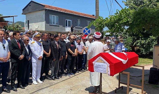 Trafik kazasında hayatını kaybeden Kıbrıs gazisi toprağa verildi