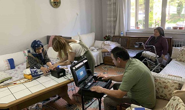 Uşak'ta hasta ve yaşlılar için 'Adreste Nüfus Hizmeti' devam ediyor