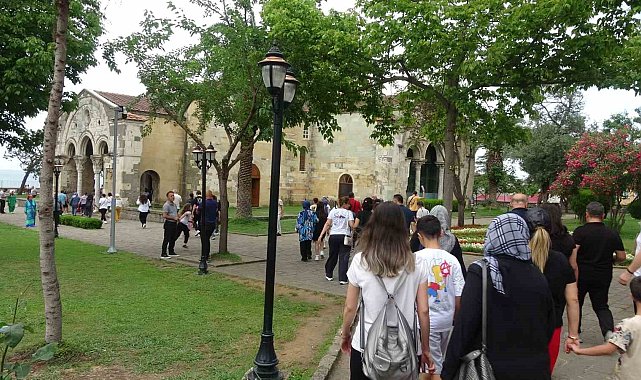 Yaz mevsimiyle birlikte her gün yüzlerce ziyaretçiyi ağırlıyor