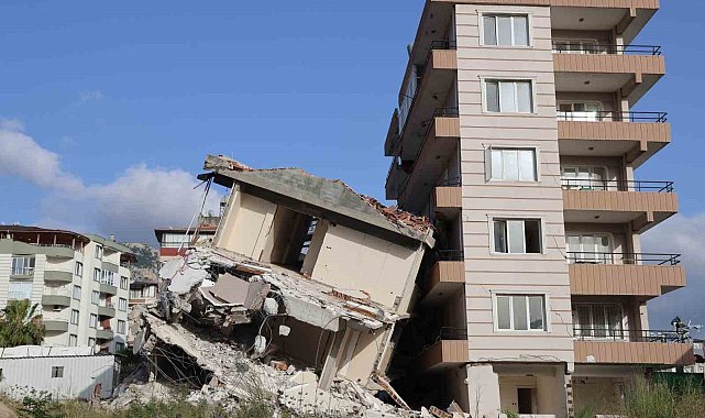 Yıkımı gerçekleştirilen 6 katlı bina yandaki az hasarlı binanın üzerine devrildi