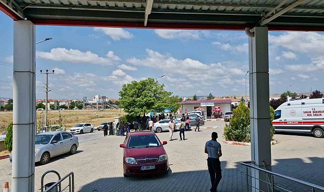 Yolda karşılaşan husumetli aileler tekrar kavga etti; 3 yaralı