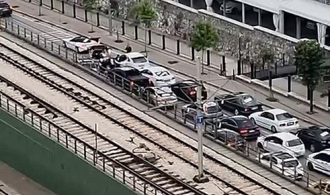 Yolu kapatıp halay çektiler, sürücüleri çileden çıkardılar