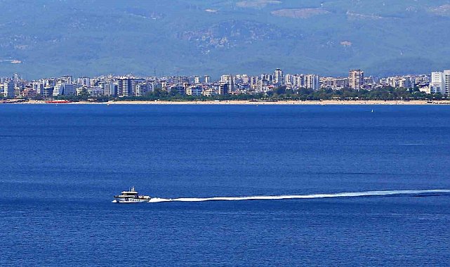 Yüzen 3 kişinin kıyıya dönemediği ihbarı deniz polisini alarma geçirdi