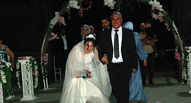 15 yıllık hayali gerçek oldu, gelinlik giyip kına gecesi yapıldı