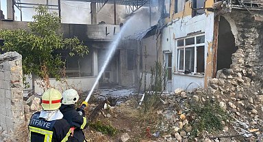 2 katlı metruk bina alevlere teslim oldu