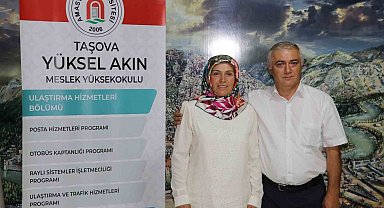 28 yıllık çift evliliklerini üniversite ile taçlandırdı