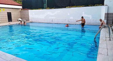 35 derece hava sıcaklığında 41 derece sıcaklıktaki havuza girerek şifa buluyorlar