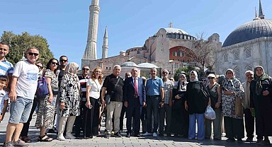 'Emekliler Yılı' kapsamında düzenlenen etkinlikte emekliler İstanbul'un tarihi yerlerini gezdi