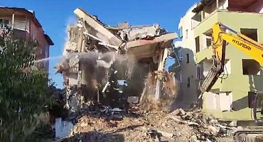 4 katlı binanın iş makinesinin darbesiyle yıkıldığı anlar kamerada