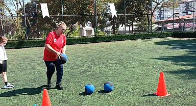 65 yaşında spor parkurunda gençlere taş çıkarttı