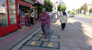 7'den 70'e her yaştan vatandaş 'sek sek' oynayarak geçiyor