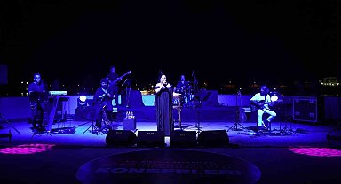 Açıkhava konserlerinde sahne alan son isim İzel oldu