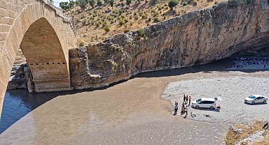 Açılan HES kapakları piknikçileri mahsur bıraktı