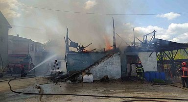 Ahır alev alev yandı, itfaiye yangını evlere sıçramadan söndürdü