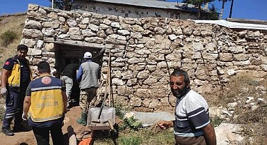 Ahırın çatısı çöktü, mahsur kalan bir kişi kurtarıldı