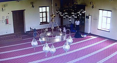 Ailesiyle feribot beklerken sığındığı camide kullandığı 1 saatlik elektriğin parasını bir notla bıraktı