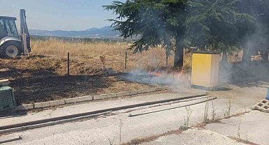 Akaryakıt istasyonunun yanında anız yangını çıktı