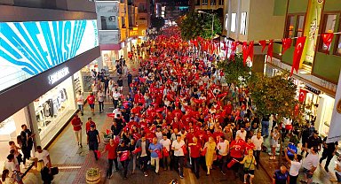 Alanya'da 30 Ağustos Zafer Bayramı fener alayıyla kutlandı