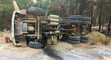Alanya'da hafriyat kamyonu devrildi: 1 yaralı