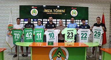 Alanyaspor, sözleşme yenilediği ve transfer ettiği futbolcularını tanıttı