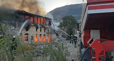 Alevlere teslim olan 2 ahşap ev kullanılmaz hale geldi