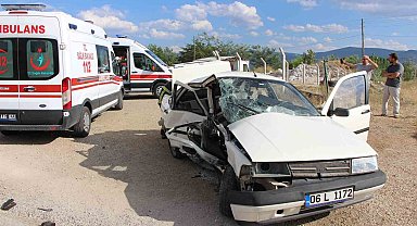 Amasya'da 2 aracın çarpıştığı kaza kamerada