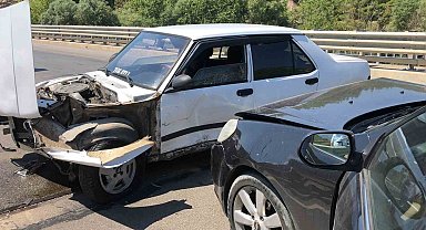 Amasya'da 2 otomobil çarpıştı: 1'i çocuk 3 yaralı