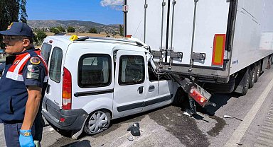 Amasya'da hafif ticari araç tıra çarptı: 1 ölü