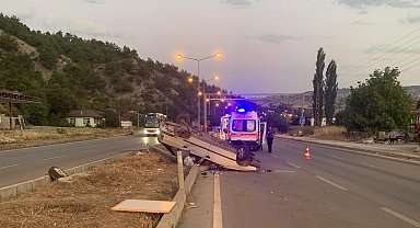 Amasya'da refüje dalan otomobil direğe çarptı: 4 yaralı