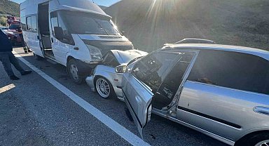 Amasya'da tarım işlerini taşıyan minibüs otomobille çarpıştı: 14 yaralı