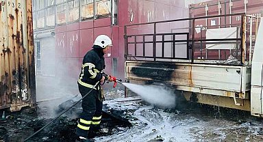 Antakya'da kamyonette başlayan yangın malzeme dolu konteynıra sıçradı