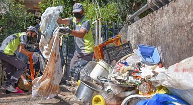 Antalya'da 4 katlı apartmandan 6 kamyon çöp çıktı