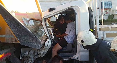 Antalya'da 5 araç birbirine girdi, sıkışanları itfaiye kurtardı