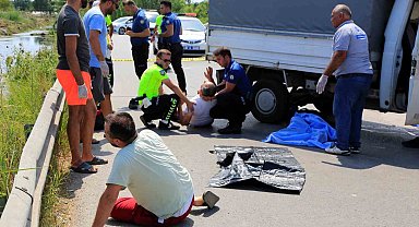 Antalya'da feci kaza, kamyonetin altında kalan motosiklet sürücüsü hayatını kaybetti
