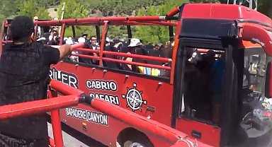 Antalya'da kovayla turistlerin su savaşına katılma hevesi başına büyük iş açtı
