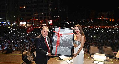 Antalyalılar Zafer Bayramı'nı DJ Mert Aydın ve Simge ile kutladı
