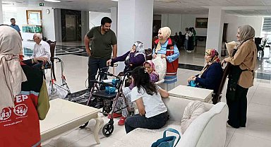 Arabanlı öğrenciler huzurevindeki yaşlıları ziyaret etti