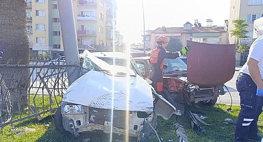 Araca çarptıktan sonra refüje çıkarak durabildi