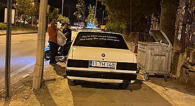 Aracını kaldırıma park eden sürücüye yayalar tepki gösterdi