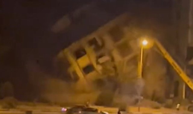 Araçlar geçerken yaşanan yıkım yürekleri ağza getirdi
