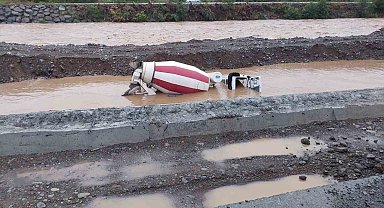 Arhavi'de taşan dere beton mikseri devirdi
