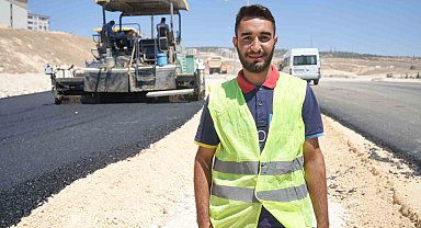 Asfalt işçileri 180 dereceyi aşan sıcaklıkta çalışıyor